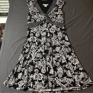 White House Black Market Floral Dress Sleeveless Fit & Flare Black White Size 6
